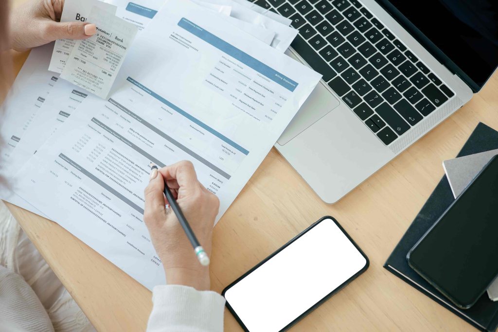 確認購物清單跟資料旁邊是一台手機